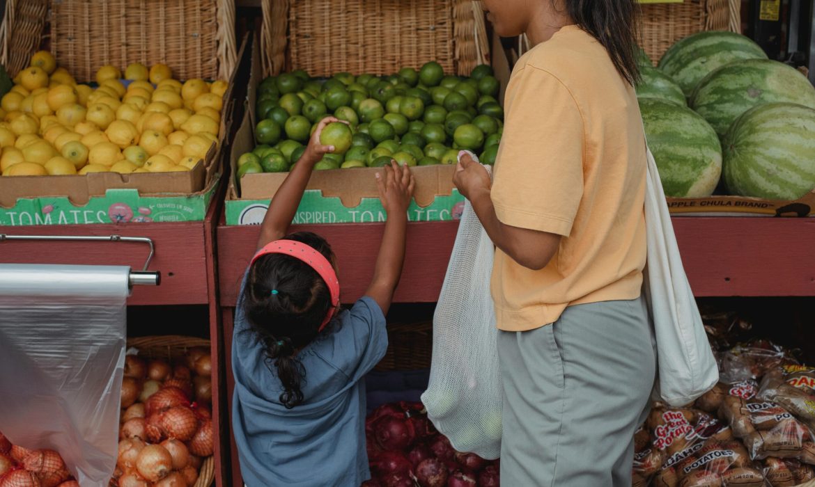 Consejos para hacer la compra saludable y sostenible. Guía para el supermercado.